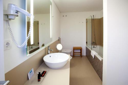 塞尔唐舒达修道院大酒店的白色的浴室设有水槽和卫生间。