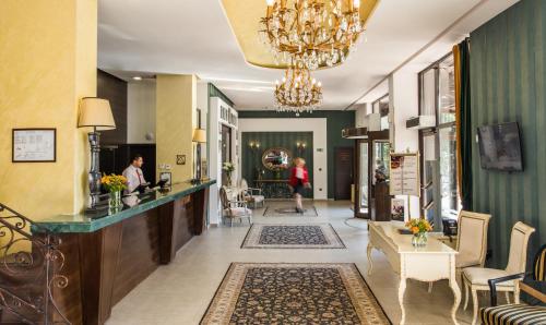 班斯科高级豪华高山度假村的酒店大堂设有吊灯和女士