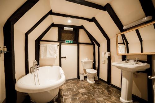 拉伊美人鱼旅馆的带浴缸、盥洗盆和卫生间的浴室