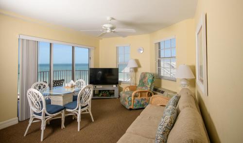 迈尔斯堡海滩爱迪生海滨别墅 的客厅配有沙发和桌椅