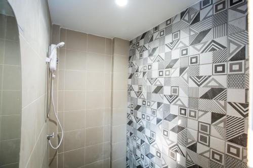 曼谷Kaelyn Cozy Living的浴室设有马赛克瓷砖墙和淋浴。