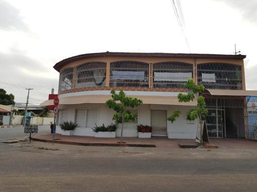 博阿维斯塔Hostel Roraima的街道一侧带阳台的建筑
