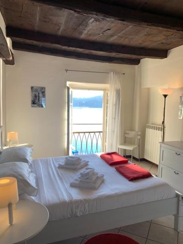 奥尔塔圣朱利奥-Ortaflats- Appartamenti Imbarcadero & Palazzotto的一间卧室设有一张床,享有海景