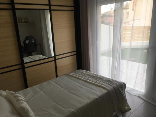 罗哈莱斯Quesada Luxury Villa的一间卧室配有镜子、一张床和一个窗户