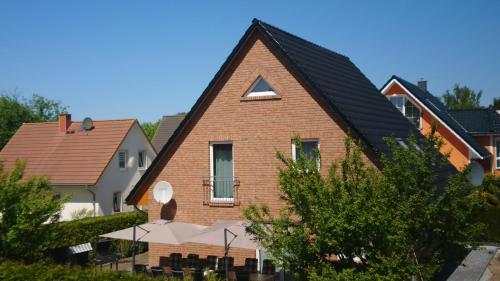 阿尔滕基兴Ferienhaus 2 Quint Altenkirchen的砖屋,有三角形屋顶