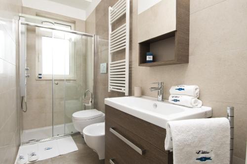 滨海波利尼亚诺Vilu Suite Mare的一间带水槽、卫生间和淋浴的浴室