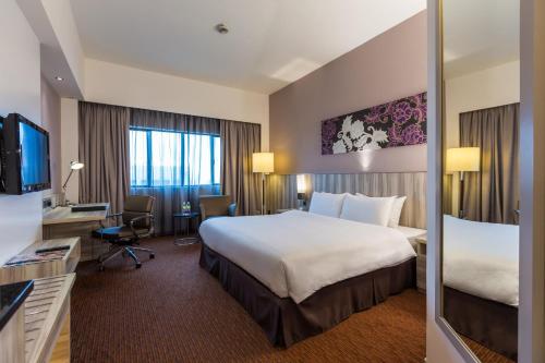 北赖佩奈阳威酒店的酒店客房设有一张大床和一台电视机。