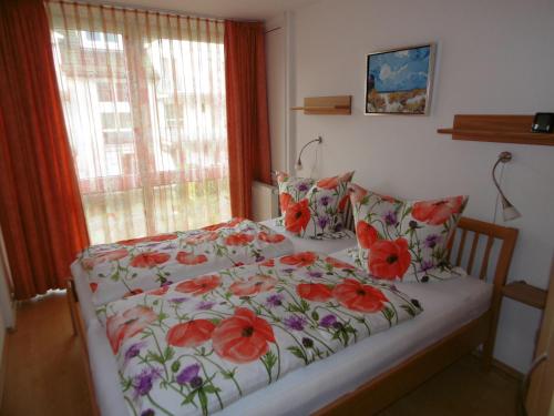 巴贝Rügenfelsen的一间卧室,床上有红色的鲜花