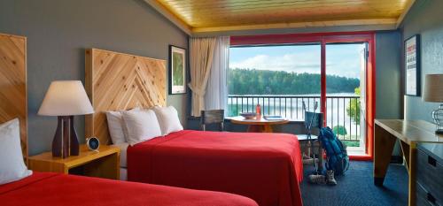 普莱西德湖高峰莱克酒店的酒店客房设有两张床和大窗户。