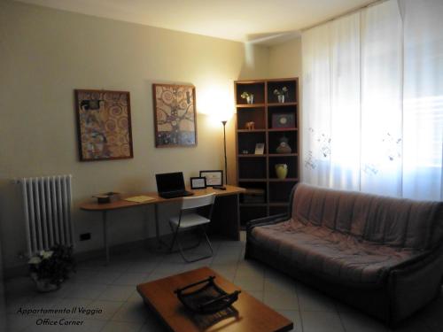 波焦阿卡伊阿诺Appartamento il Veggio的带沙发和书桌的客厅