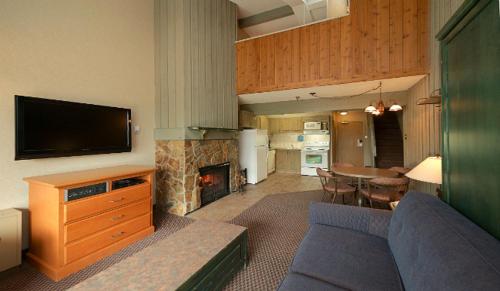 班夫花旗松小屋度假酒店的带沙发和壁炉的客厅