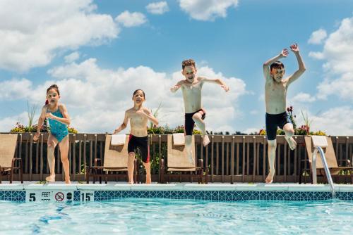 普莱西德湖高峰莱克酒店的一群人跳进游泳池