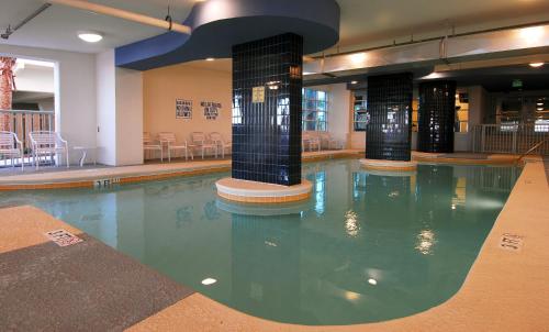默特尔比奇Seaside Resort by Capital Vacations的一座配有桌椅的酒店游泳池