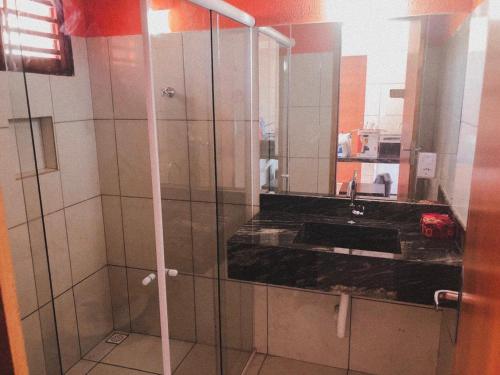 皮帕Village Aquarella的带淋浴、水槽和镜子的浴室