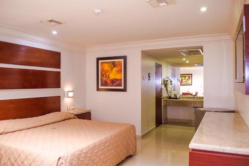 埃莫西约La Siesta Hotel的一间卧室设有一张床和一间浴室。