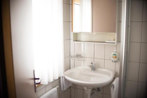 菲施胥波顿高山旅馆的白色的浴室设有水槽和镜子
