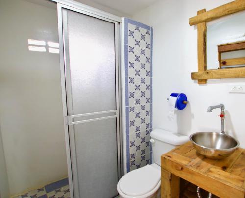 巴兰基亚QuillaHost Tropical Apartment的一间带卫生间和水槽的浴室