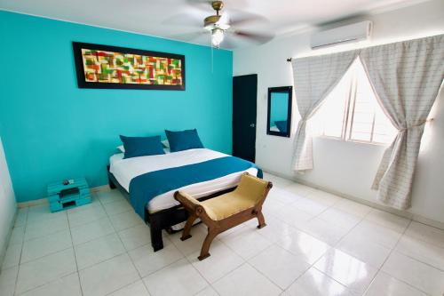 巴兰基亚QuillaHost Tropical Apartment的蓝色卧室,配有床和椅子