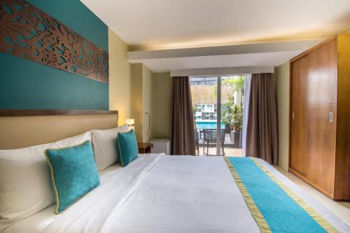 长滩岛长滩岛天堂度假酒店的酒店客房配有一张带蓝色枕头的大床