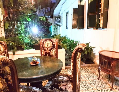 日惹达林加美兰酒店的桌子和椅子上放着一碗食物