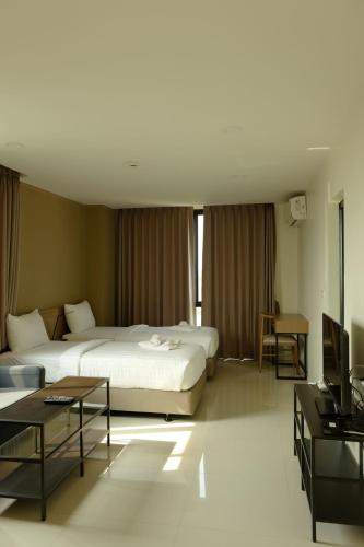 坤敬185号公寓式酒店的酒店客房设有两张床和电视。