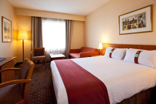 根特根特展会假日酒店的一间设有大床和窗户的酒店客房