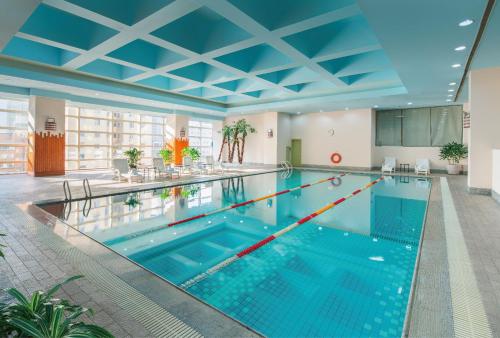 大连大连日航饭店的一座拥有蓝色天花板的大型游泳池