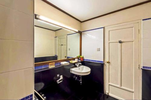 科钦格兰德酒店的一间带水槽和大镜子的浴室