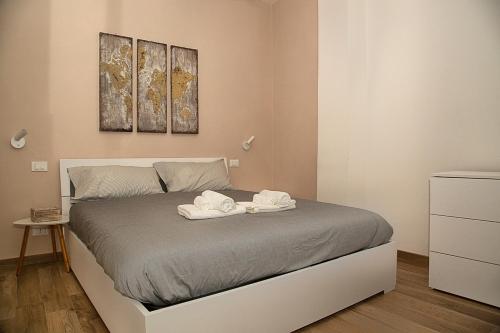 萨尔扎纳CasaLou'的一间卧室配有一张床,上面有两条毛巾