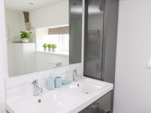 克利夫罗3 Poole End的白色的浴室设有水槽和镜子
