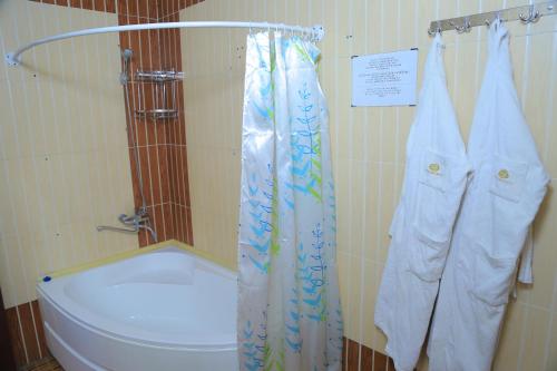 Qo‘qon丹加拉酒店的一间带卫生间和淋浴帘的浴室