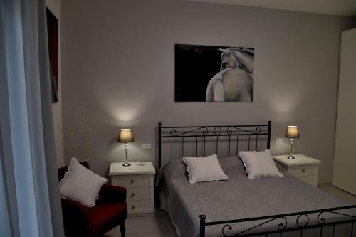 佩鲁贾GIGLIARELLI AD MAISON的一间卧室配有一张带2个床头柜和2盏灯的床。