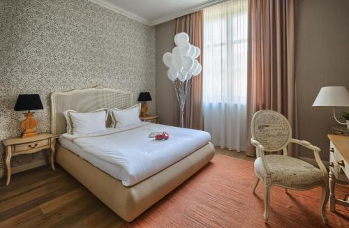Mogilovo米达里达尔Spa酒店的酒店客房,配有一张床、椅子和气球