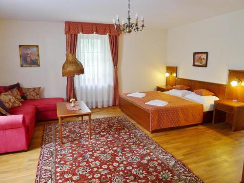 布拉格诺萨尔酒店的酒店客房,配有床和沙发