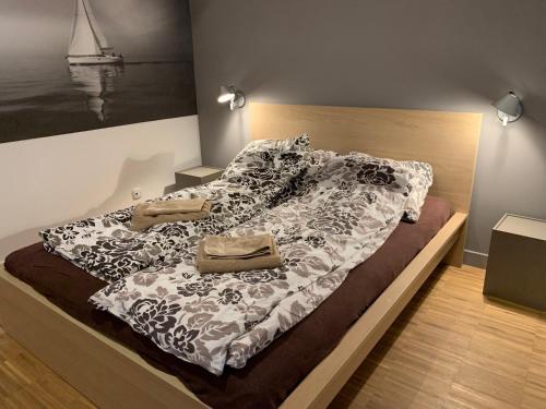 尤斯托尼莫斯基Apartament na Klifie DUNE的一张带毯子和钱包的床