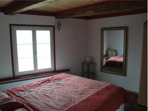 阿尔特施泰滕Rheintal-Zimmer的一间卧室配有一张床和一面大镜子
