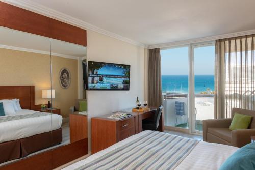 特拉维夫希律特拉维夫海滨酒店的酒店客房设有一张床,享有海景。
