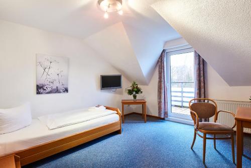 瓦尔斯罗德Krelinger Freizeit- und Tagungszentrum的酒店客房设有床和窗户。