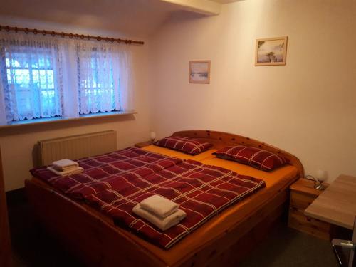 霍恩斯泰因Meschkes Gasthaus Pension的一间卧室配有一张带红色床单的大床和窗户。