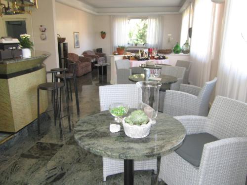 赫拉弗多纳别墅酒店的一间带桌椅的客厅和一间厨房