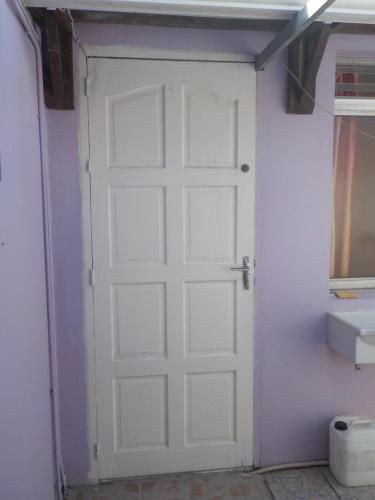 舍尔谢Petit Studio bateliere的一个带水槽的房间的白色门