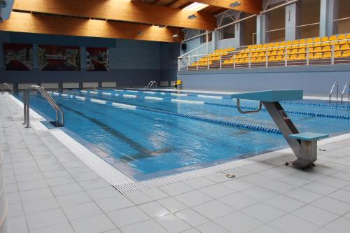 伊格纳利纳Ignalinos sporto ir pramogų centras的大型建筑中的大型游泳池