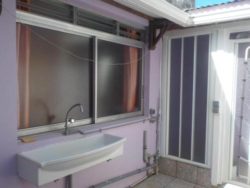 舍尔谢Petit Studio bateliere的一间带水槽和窗户的浴室