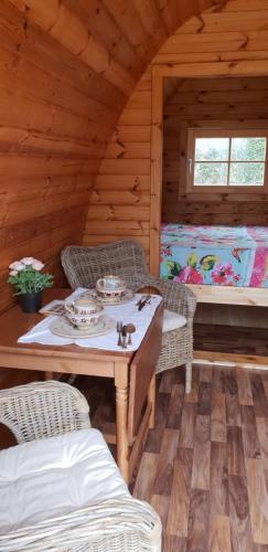 基尔肯尼Glamping at Treegrove的小屋内的房间,配有桌椅