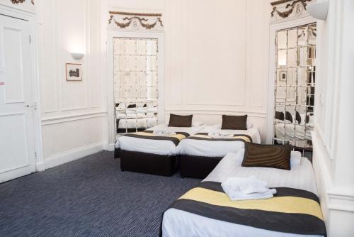 伦敦玫瑰园酒店的房间里一排四张床