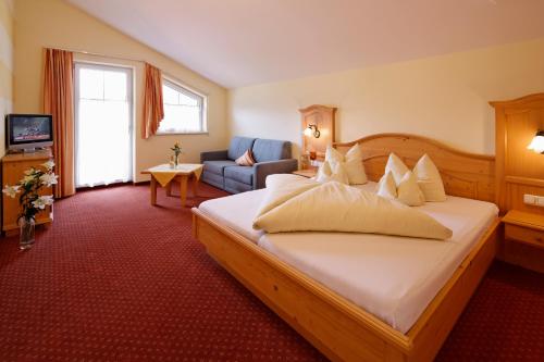 佩尔蒂绍凯哥德尔公寓的酒店客房设有一张大床和一张沙发。
