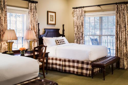 AdairsvilleBarnsley Resort的一间卧室设有两张床和窗户。