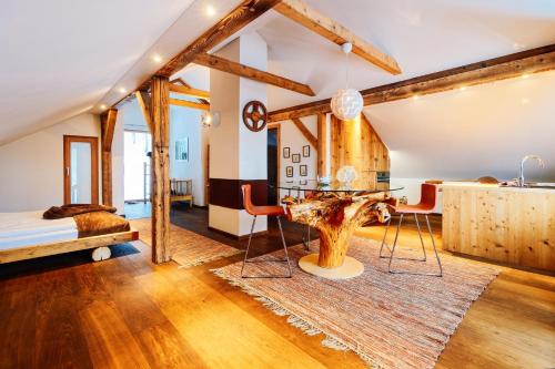 巴德哥依斯恩洛基斯2324公寓的客厅配有桌子和床。