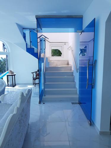 Los Naranjoscasaenjoysamana的蓝色走廊,设有楼梯和蓝色门
