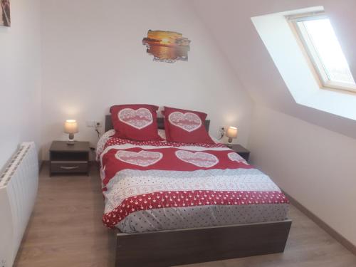 Barbevillechez diane的一间卧室配有红色枕头的床